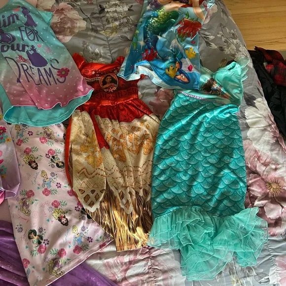 7 Disney Princess nightgowns - Picture 4 of 4